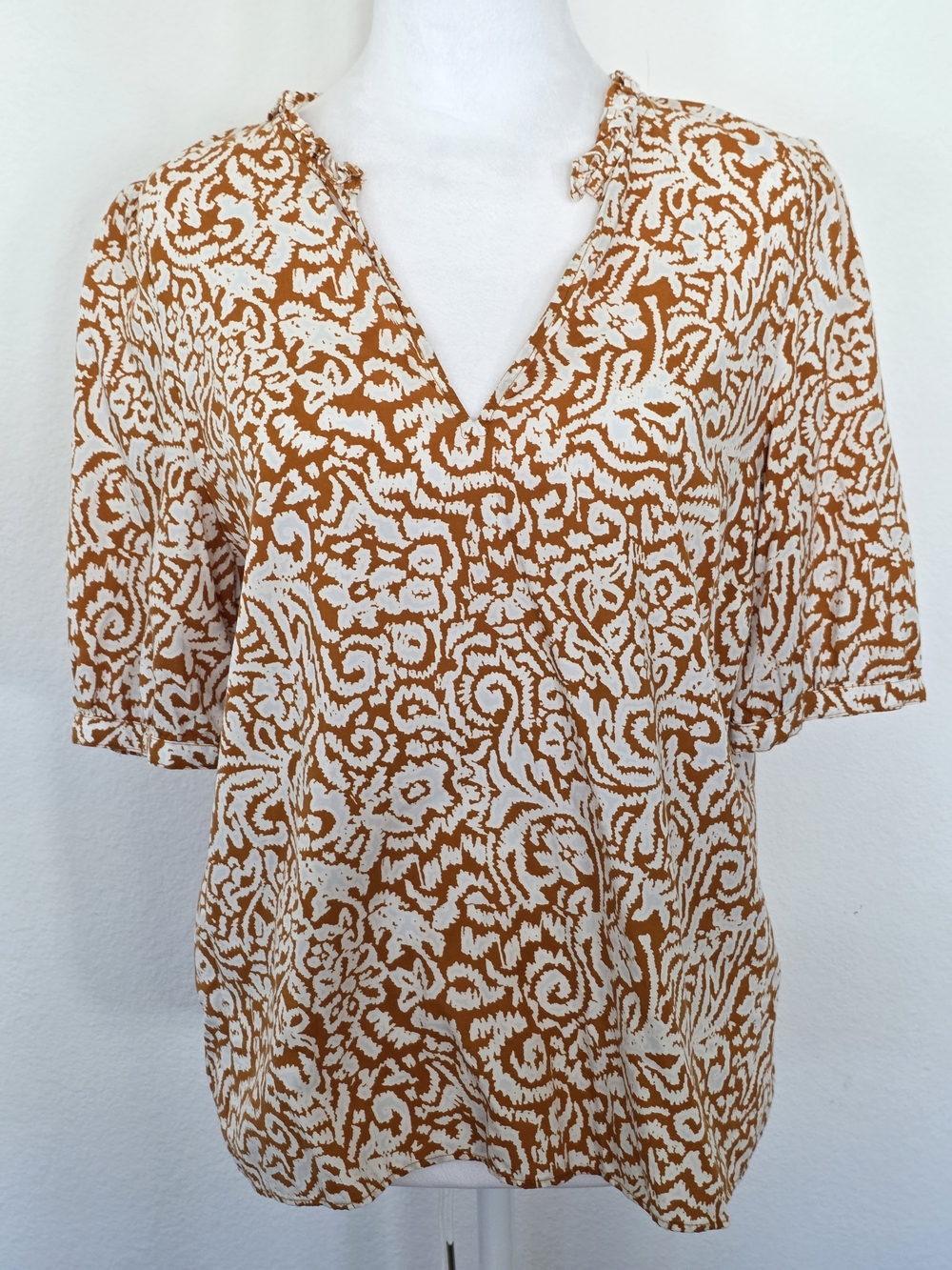 Ann Taylor Womens Mustard Yellow White Patterned V-Neck Top Half Sleeves Size M